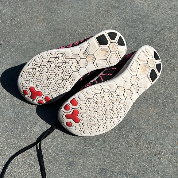 Womens Nike Flyknit Pink and Black size 8.5 - Picture 3 of 4